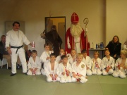 Trainer Reiner Jupke mit seiner Judogruppe nach der Prüfung.