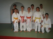 Simone Walter als Prüferin mit den Teilnehmer der Gürtelprüfung.