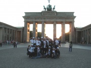 Das Brandenburger Tor steht Kulisse für die MTV G-Judo Athleten.