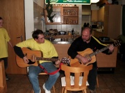 Jochen Brezina und Hansjörg Bauer spielen Weihnachtslieder.