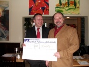 Hansjörg Bauer mit dem Präsidenten Helmut Kopp (links) vom Lions Club auf der Schanz bei der Spendenübergabe
